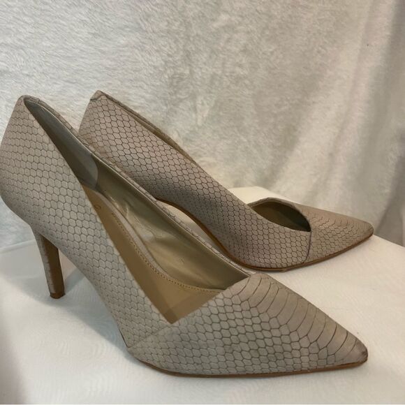 Vince Camuto VP Perri Pumps - Picture 12 of 16